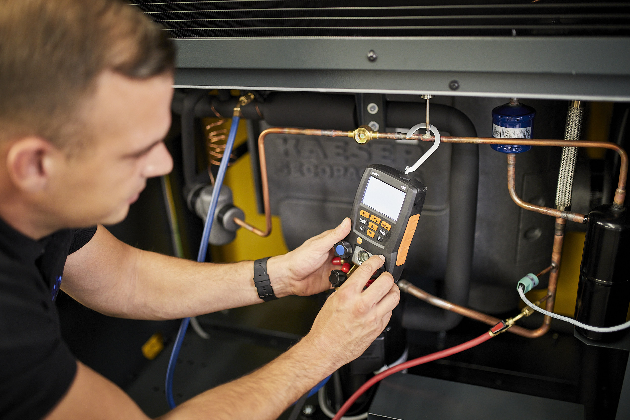 Servicetechniker am Kompressor